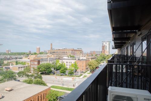 Flexhome East Side 1BR NO10 with Balcony Pool Gym in Milwaukee, USA