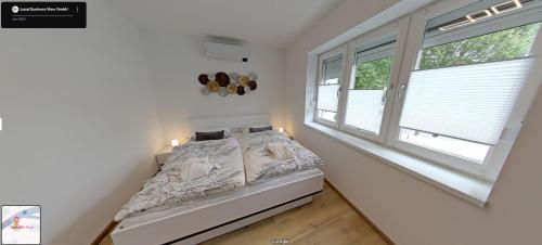 1 queen bed, 2 sofa beds