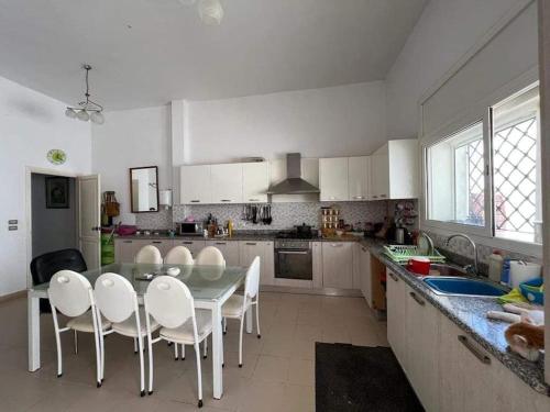 Luxurious villa with pool and beach access in Chatt Mariem