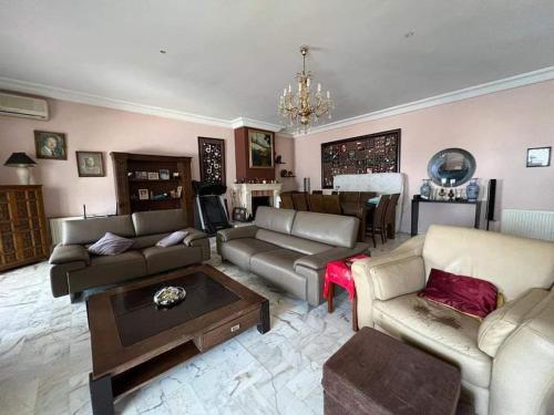 Luxurious villa with pool and beach access in Chatt Mariem