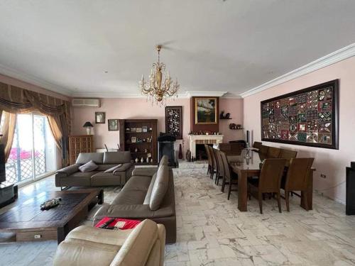 Luxurious villa with pool and beach access in Chatt Mariem