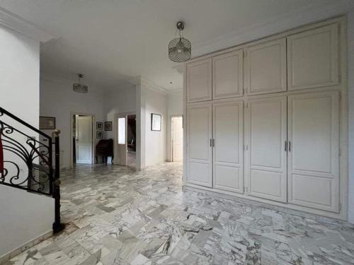 Luxurious villa with pool and beach access in Chatt Mariem