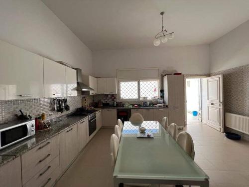 Luxurious villa with pool and beach access in Chatt Mariem