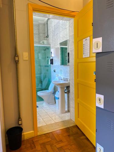 샤워실, Lamparina Hostel in 상파울루