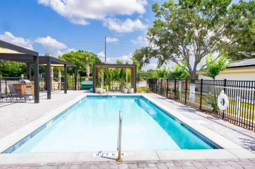 Serene 3 BR 3 BTH Home Pool 4 miles from Disney