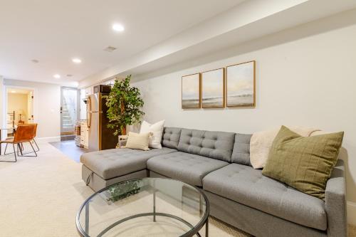 Private Garage Parking and King Bed - Walk to Metro in Washington, USA