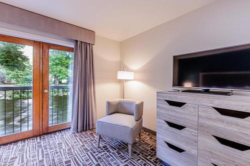 Rivers Edge Motel - image 7