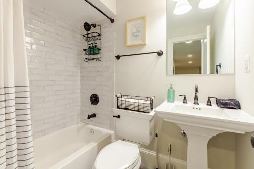 Private Garage Parking and King Bed - Walk to Metro thumb 3