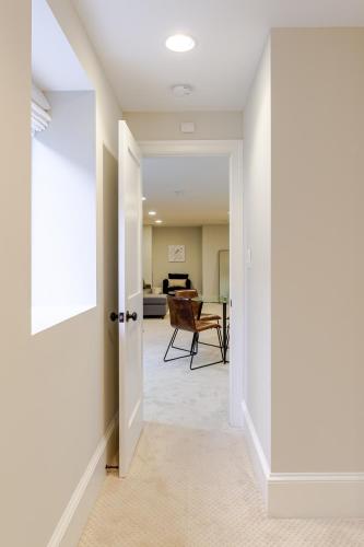 Private Garage Parking and King Bed - Walk to Metro in Washington, USA