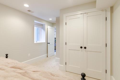 Private Garage Parking and King Bed - Walk to Metro in Washington, USA