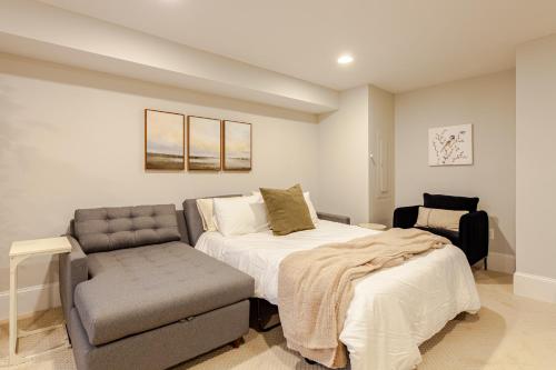 Private Garage Parking and King Bed - Walk to Metro detail