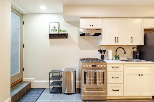 Private Garage Parking and King Bed - Walk to Metro in Washington, USA