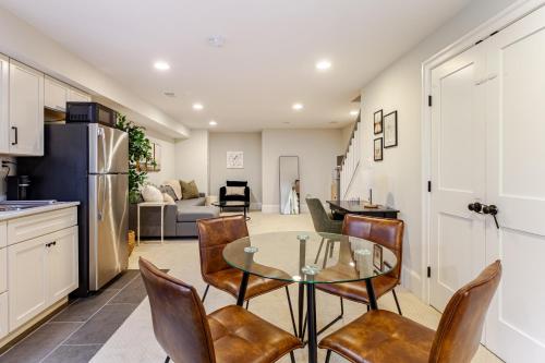 Private Garage Parking and King Bed - Walk to Metro in Washington, USA