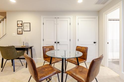 Private Garage Parking and King Bed - Walk to Metro in Washington, USA
