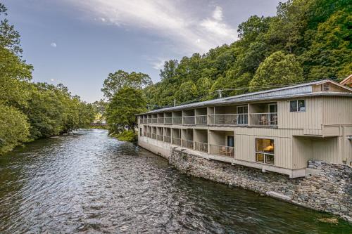 Rivers Edge Motel – Cherokee, NC