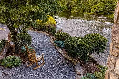 Rivers Edge Motel - image 12