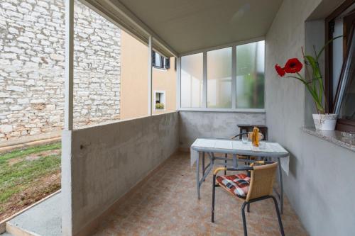 Erkély/terasz, Apartments by the sea Sveti Ivan, Umag - 7002 in Krizine