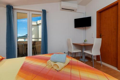 Studio with Balcony and Sea View image 10