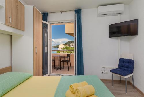 Studio with Balcony and Sea View image 10