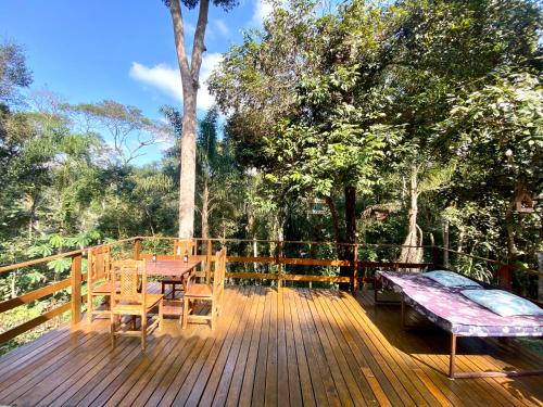 Casa de campo com muito verde e paz, 2 quartos, Wi-Fi, churrasqueira, deck, trilha in Nazare Paulista