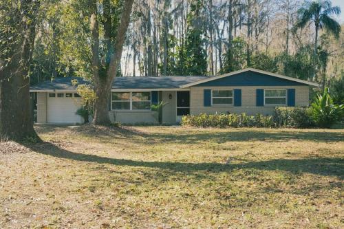 2 homes plus RV on lake in Lutz, USA