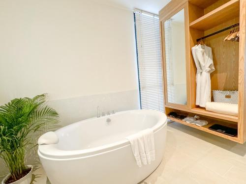 room detail thumbnail 2