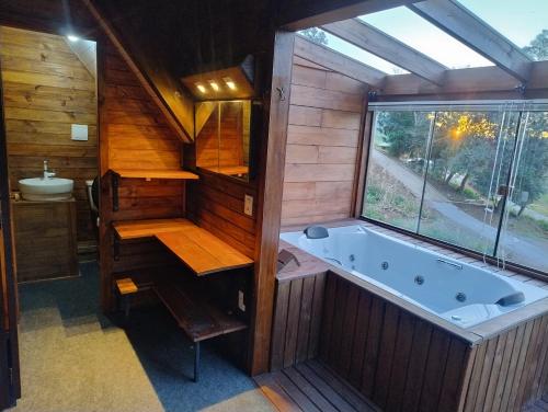 Cabana com banheira na colina in Nova Petropolisa