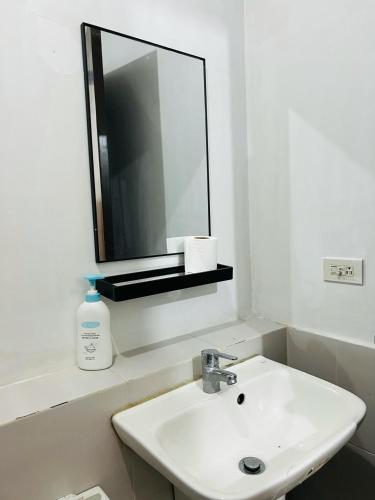 Vinia Infinity Studio 2 Near Malls with WiFi Netflix and Karaoke, Manila (zdjęcie 10)
