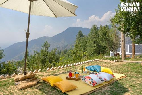 Vaade, StayVista at Teer Bangla 3BHK Elegant Villa on Hilltop with WiFi, Heater, Bonfire in Jubbal