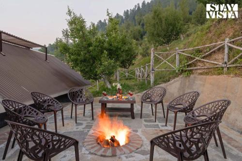 Seadmed, StayVista at Teer Bangla 3BHK Elegant Villa on Hilltop with WiFi, Heater, Bonfire in Jubbal