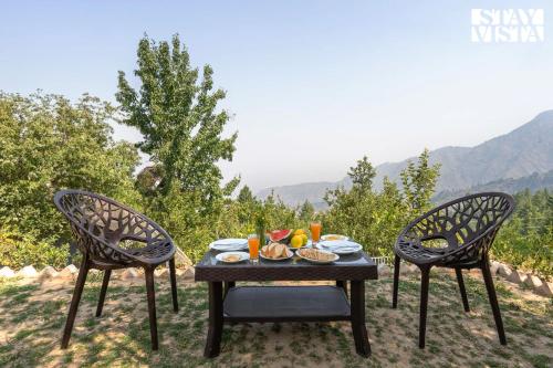 Vaade, StayVista at Teer Bangla 3BHK Elegant Villa on Hilltop with WiFi, Heater, Bonfire in Jubbal