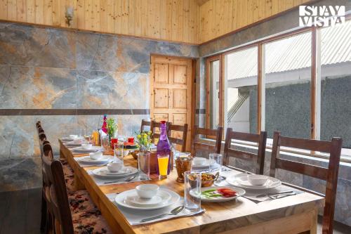 Seadmed, StayVista at Teer Bangla 3BHK Elegant Villa on Hilltop with WiFi, Heater, Bonfire in Jubbal