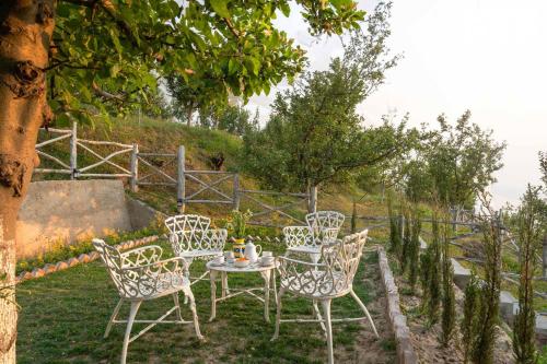 Vaade, StayVista at Teer Bangla 3BHK Elegant Villa on Hilltop with WiFi, Heater, Bonfire in Jubbal