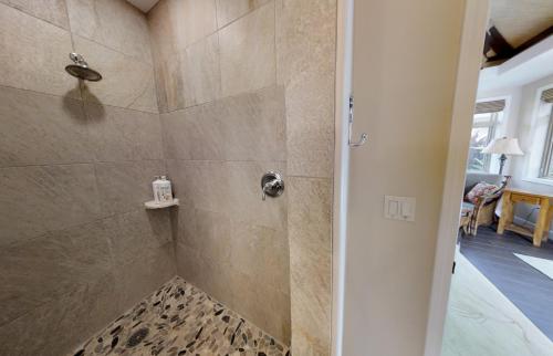 ENDLESS SUMMER Elegant KaMilo Home with Heated Pool and Guest Cottage ENDLESS SUMMER Elegant KaMilo Home with Heated Pool and Guest Cottage