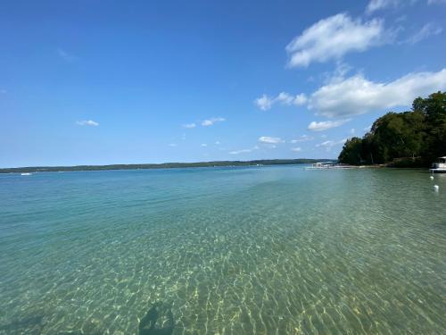 Torch Lake Blue 4BDR Beachfront House ➠ 2364