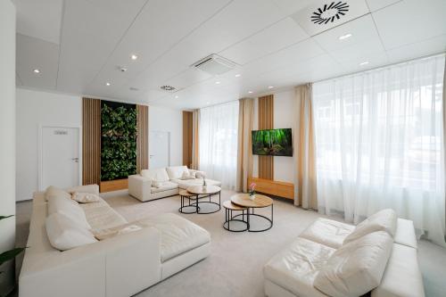 Hotel Silenzio - image 8
