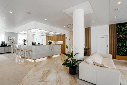 Hotel Silenzio - image 9