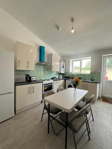 Shakespeare House 6 bedroom 10 beds stay up to 14 people gîte à louer Normanton