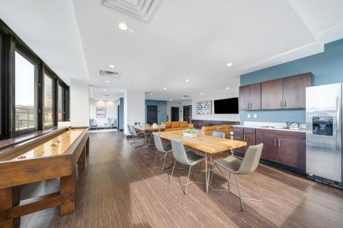 Lavish City Views in DT Pittsburgh 24-7 Valet Gym Lounge Roku in Pittsburgh, USA