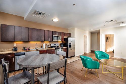 Luxe City Views in DT Pittsburgh 24-7 Valet Gym Lounge Roku in Pittsburgh, USA