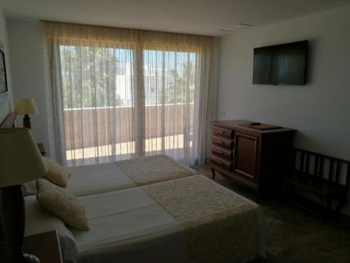 2 twin beds, 1 sofa bed