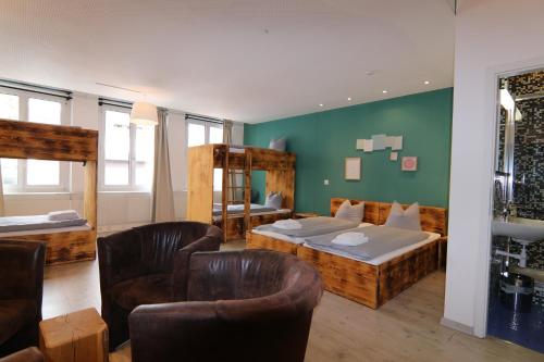 2 twin beds, 4 bunk beds