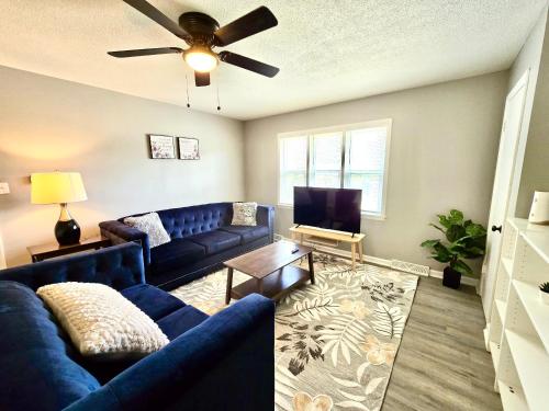 Modern Overland Park Home With king Bed in Overland Park, USA
