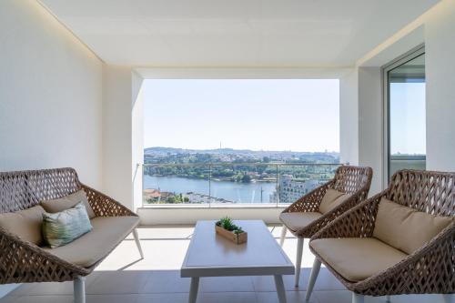 Balcony/terrace, Porto & Douro Vista Apartments by Inviting in Valbom