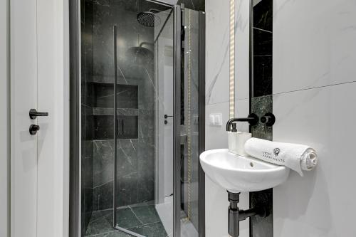 Plac Unii Gdynia Central by Lion Apartments - image 5