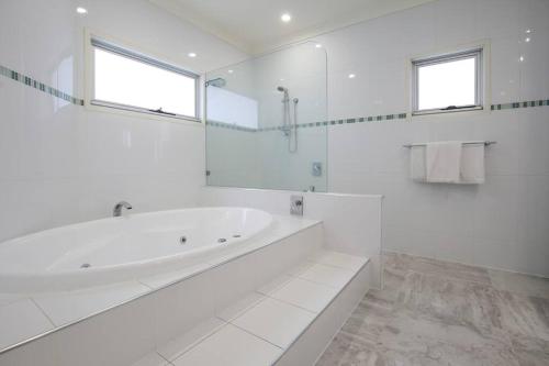 The Palm - Best Location in Surfers Paradise - image 3