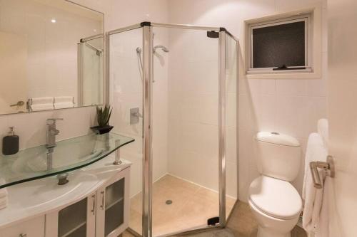 The Palm - Best Location in Surfers Paradise - image 2