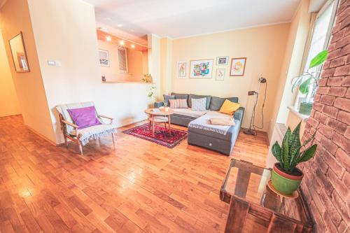 Central 1BR, Boho Style, Balcony, Cool & Quiet