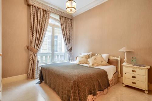 Royal Montaigne - image 12