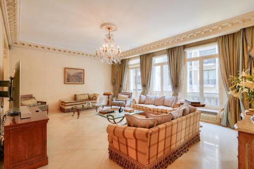 Royal Montaigne - image 8